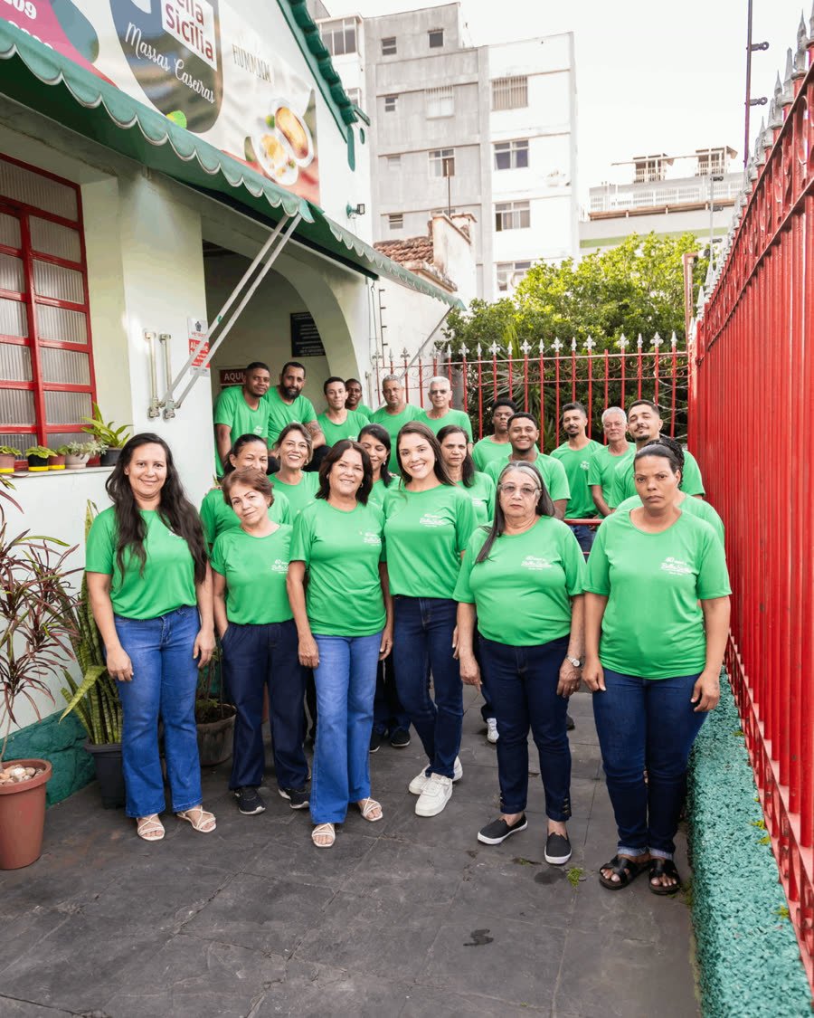 Equipe Bella Sicília em frente à fábrica, no bairro Santa Tereza, em Belo Horizonte