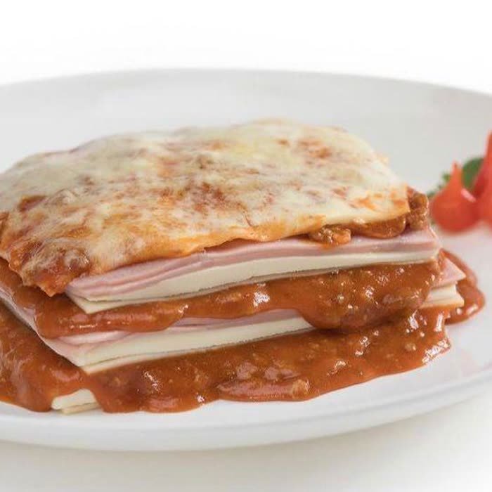 Lasanha artesanal de presunto e queijo Bella Sicília